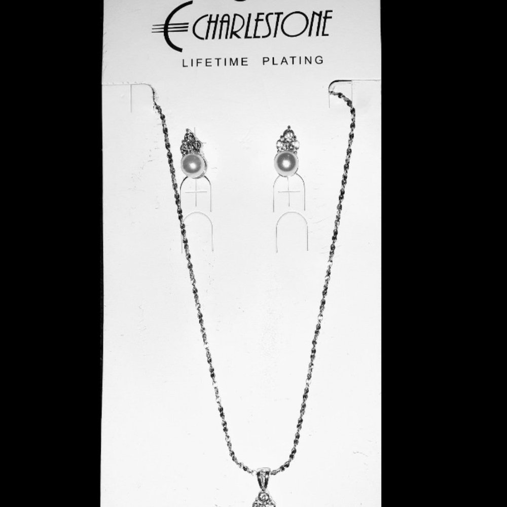 Gorgeous Charlestone Faux Pearl Necklace Set